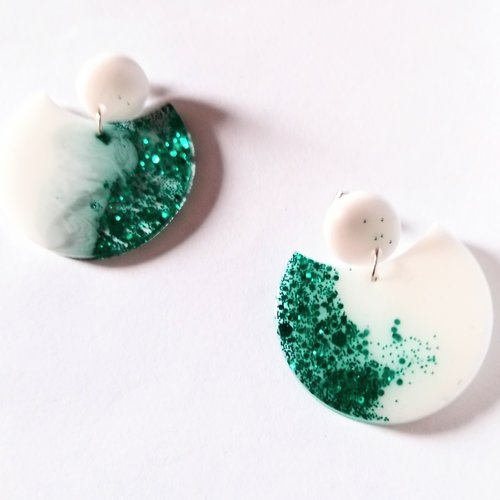 Boucles d'oreille série "disco vert" modèle 1 en résine et acier inoxydable