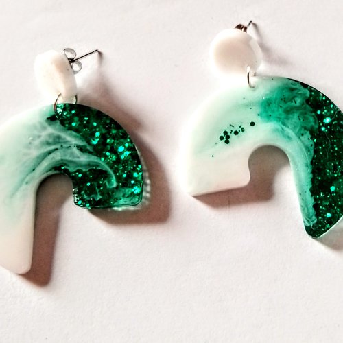 Boucles d'oreille série "disco vert" modèle 3 en résine et acier inoxydable