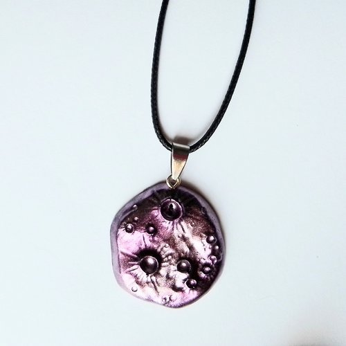 Collier  "la lune"  résine chromée, fine, violette