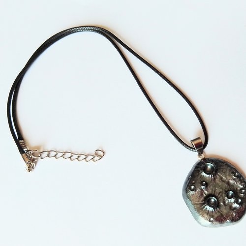 Collier  "la lune"  résine chromée, fine, grise