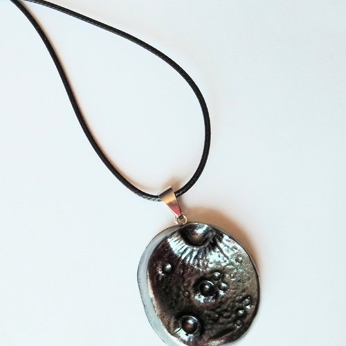 Collier  "la lune"  résine chromée,  grise