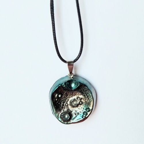 Collier  "la lune"  résine chromée,  bleu et argenté