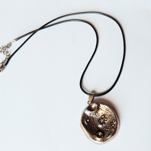 Collier  "la lune"  résine chromée,  bronze clair