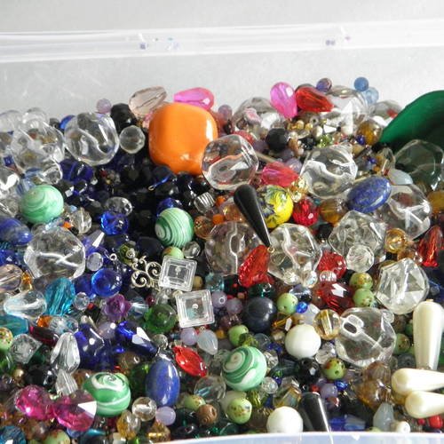 X90 gr de perles en vrac - verre, céramique, résine, acrylique, rocaille