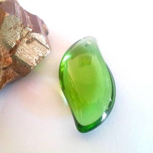 X1 grande perle en verre, feuille de 48x25mm, assez dense, vert 