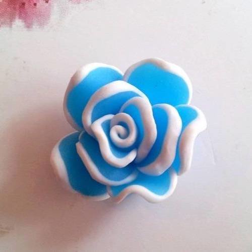 X2 perles fleurs en pâte polymère bleue, ourlée de blanc,17mm environ 