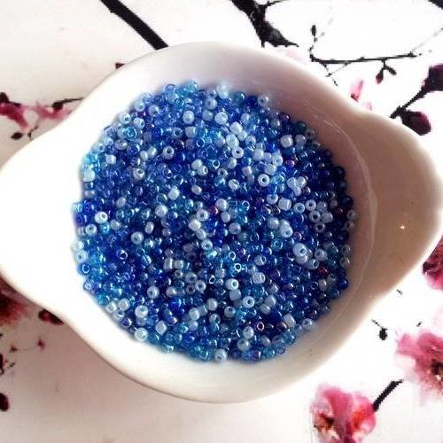 X20g  (environ 1500) perles de rocaille "bleus" en verre (2mm) 