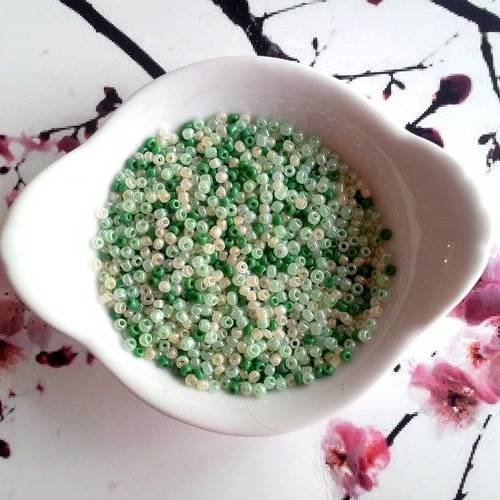 X20g  (environ 1500) perles de rocaille "verts" en verre (2mm) 