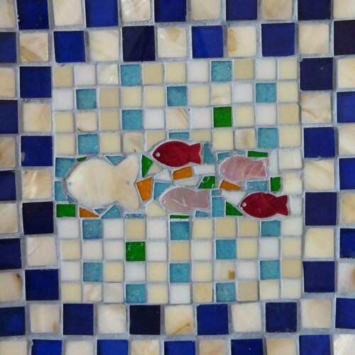 Vide-poche décoratif bleu représentant des poissons en mosaïques en verre et résine
