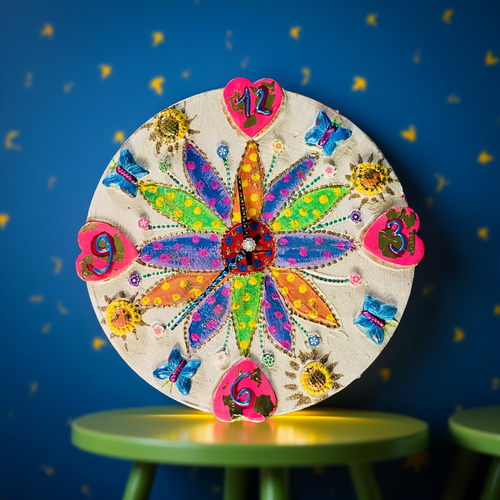 Horloge murale faite à la main en peinture et mosaïque ,décoration d'intérieur vibrante. "papillons sur la neige" décoration murale