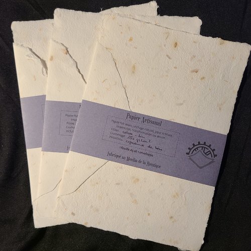 Enveloppe et feuille en papier artisanal à inclusion