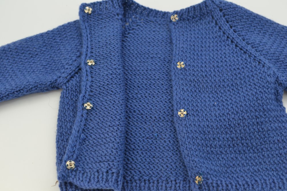 brassière de naissance bleu indigo tricotée main en 100% laine mérinos