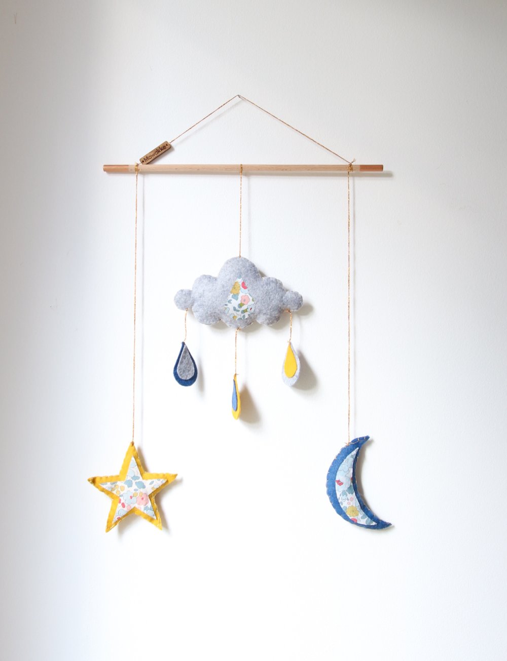 Mobile Bebe Feutrine Lune Etoile Nuage Pluie Jaune Bleu Gris Liberty Chambre Bebe Enfant Un Grand Marche