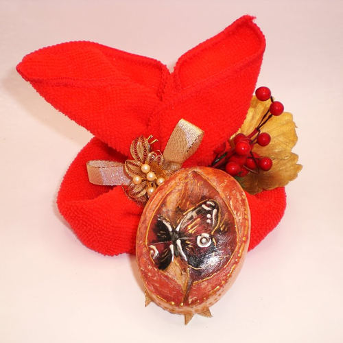 Beau savon décoré et peint, papillon et sa petite serviette  rouge