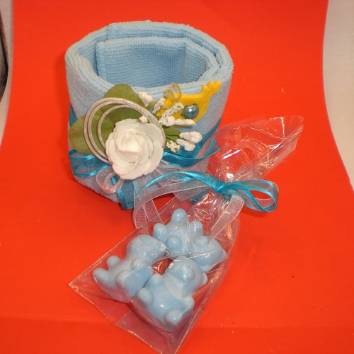 Mignons petits savons de 3 oursons dans leur serviette en forme de panier