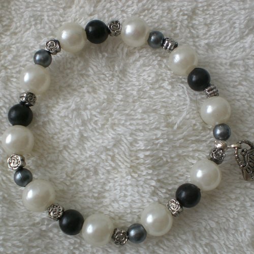 Beau bracelet en perles et breloque