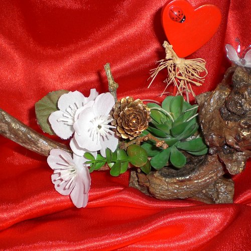 Arrangement de fleurs pour la fête des mamans, original sur écorce en bois