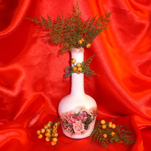 Beau vase blanc avec fleurs dans le thème recycl'art