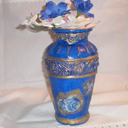 Vase bleu entièrement recyclé dans le thème recycl' art