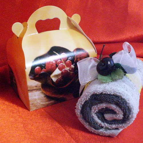 Belle "pâtisserie"en serviettes invités dans sa jolie boîte pour faire vrai