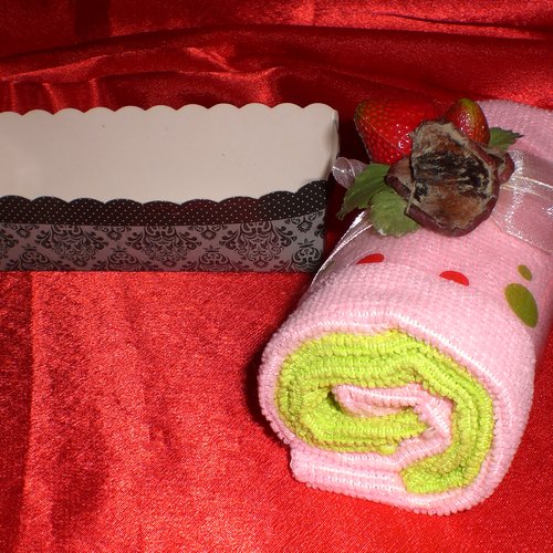 Belle "pâtisserie"en serviettes lavette dans sa jolie boîte pour faire vrai