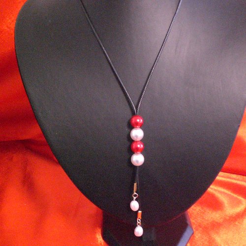 Beau pendentif réglable en perles blanches et rouges