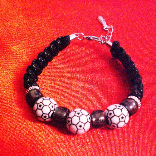 Superbe bracelet en perles de ballons de foot