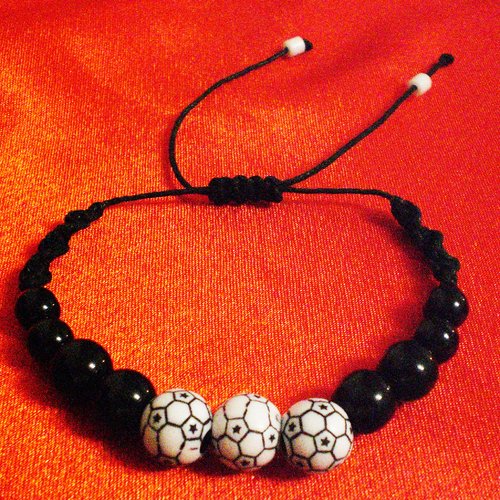 Superbe bracelet ajustable en perles ballons de foot et perles noir