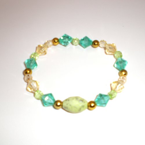 Beau bracelet en perles facettées vert clair et beigesur élastique