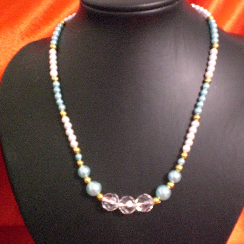 Belle parure en perles nacrées, modele unique, collier, bracelet et boucles d'oreilles