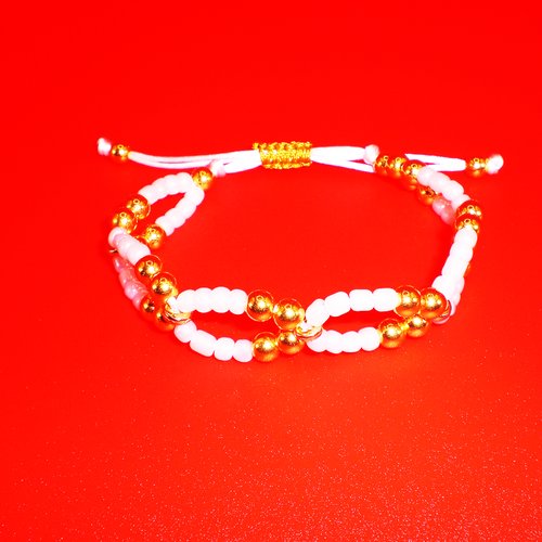 Joli bracelet réglable pour femme en perles blanches et dorées