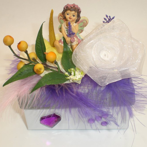 Boite cadeau 239 décorée d'une petite fée et fleurs