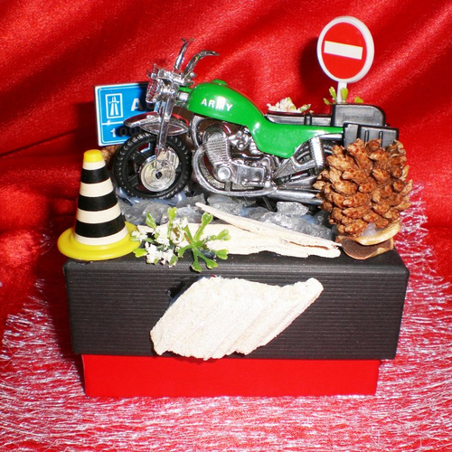 Boite cadeau 183 décorée d'une moto thème code la route originale et unique pour fan de moto