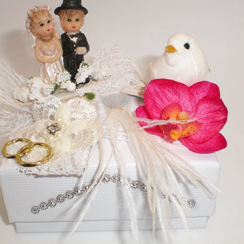 Boite cadeau 202 décorée d'un couple de mariés, pour offrir vos présents, enveloppe, dragées ou autres