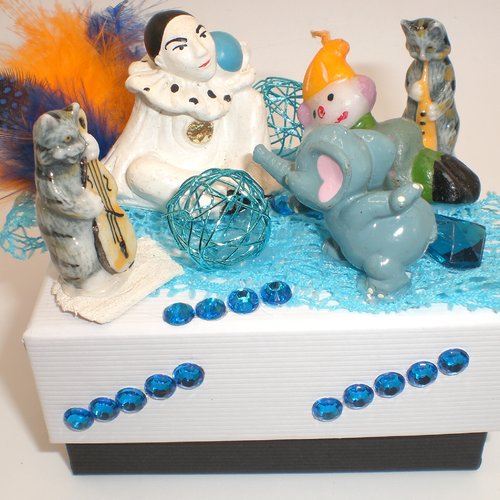 Boite cadeau 393 décorée sur le thème auguste pour offrir vos présents