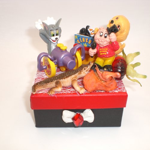 Boite cadeau 229 décorée originale et unique sur le thème cirque, pour offrir vos présents