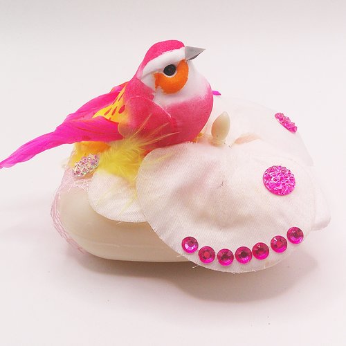 Savon, 41 , naturel, décoré d'un superbe oiseau rose posé sur une orchidée