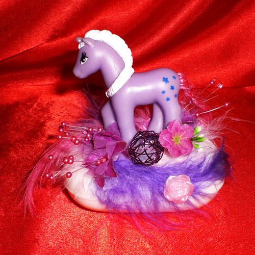 Savon, 60 , original et unique, décoré d'un petit poney prêt à être adopté