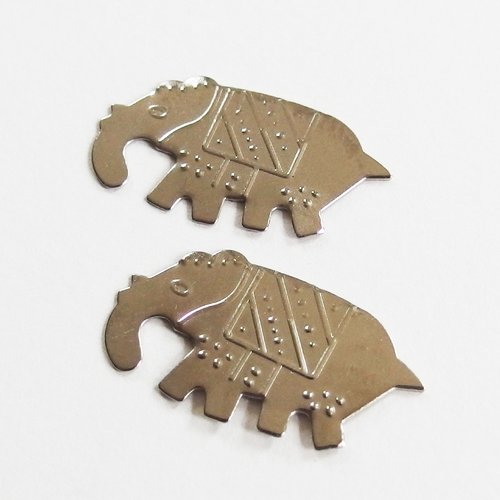 Deux éléphants indiens métal repoussé argent scrapbooking - lot de 2
