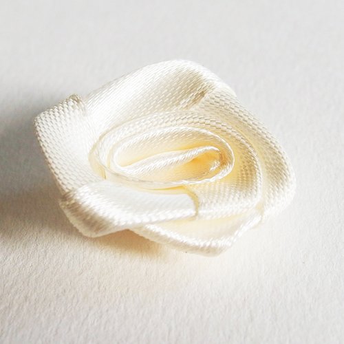 Fleur tissu satin beige crème clair 2,5cm