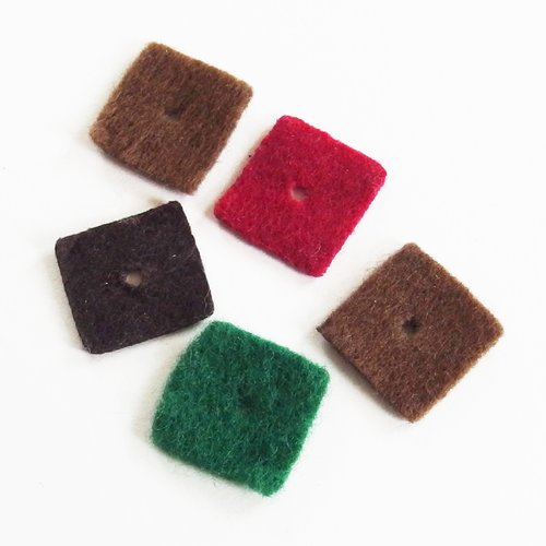 Perles carrés 2x2cm feutrine assortiment couleurs x5