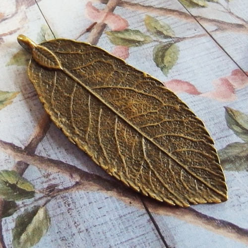 Breloque pendentif feuille bronze 5cm