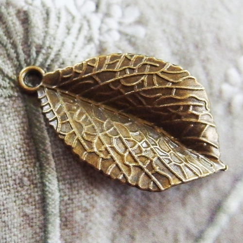 Breloque pendentif feuille bronze 3,5cm
