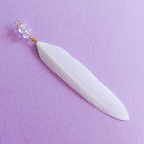 Breloque grande plume blanc avec perles 10cm