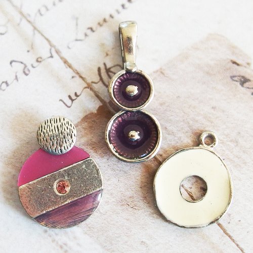 Trois grands pendentifs moderne métal émaillé vieux rose et prune