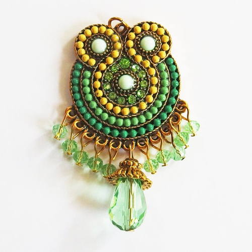 Grand pendentif ethnique médaillon mandala perles strass doré vert jaune
