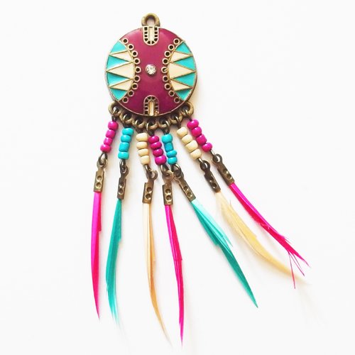 Pendentif ethnique médaillon émaillé fuschia avec plumes perles strass