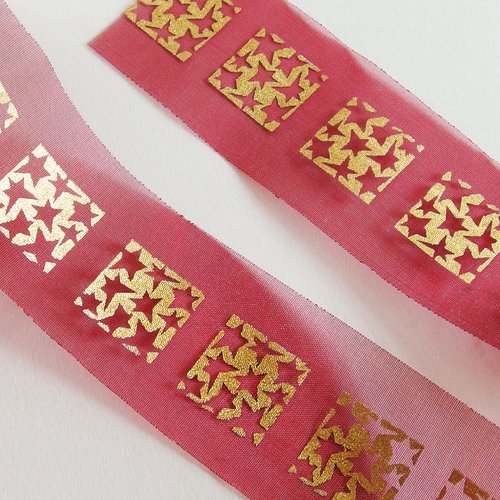 Ruban noël étoiles or organza rouge bordeaux x1m