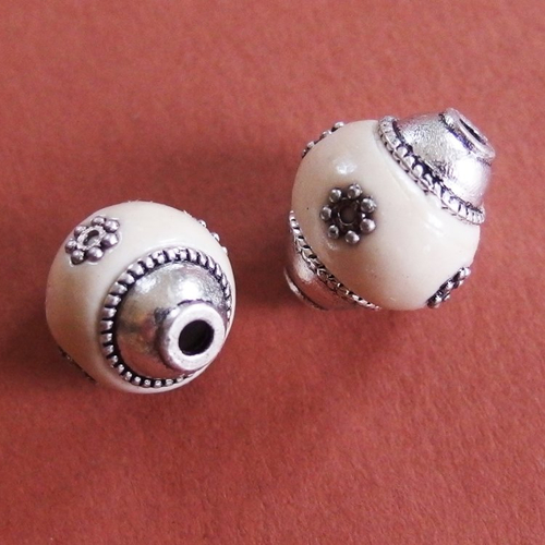 Deux perles ethniques indonésiennes kashmiri beige et argent x2