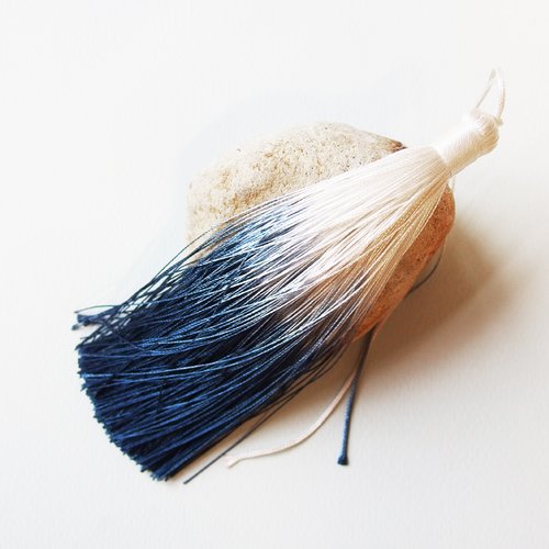 Pompon breloque gland fil de soie boho chic ehnique bleu blanc 13cm